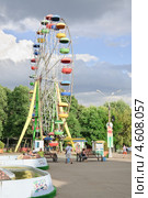 Колесо обозрения (чертово колесо) в парке "Сокольники" (2012 год). Редакционное фото, фотограф Алёшина Оксана / Фотобанк Лори