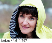 Женщина на природе внимательно смотрит в сторону. Стоковое фото, фотограф Игорь Низов / Фотобанк Лори