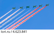 Триколор над Красной площадью. Фронтовые штурмовики С-25 рисуют российский флаг на параде 9 мая 2013 года в Москве. Стоковое фото, фотограф Литвяк Игорь / Фотобанк Лори