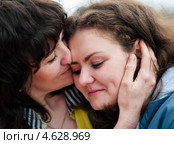 Женщина среднего возраста обнимает взрослую дочь. Стоковое фото, фотограф Игорь Низов / Фотобанк Лори