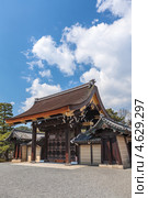 Gishu-mon gate - ворота во внутреннюю территорию Императорского дворца в Киото. Япония (2013 год). Стоковое фото, фотограф Кекяляйнен Андрей / Фотобанк Лори