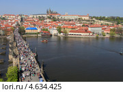 Чехия. Прага. Река Влтава и Карлов мост, вид сверху. Вдали район Градчаны и Пражский Град (2013 год). Редакционное фото, фотограф Яна Королёва / Фотобанк Лори