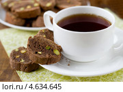 Чай и итальянское печенье бискотти с фисташками. Стоковое фото, фотограф Альбина Ялунина / Фотобанк Лори