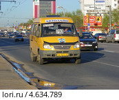 Маршрутка № 760 (102м) идет по Щелковскому шоссе, Москва (2013 год). Редакционное фото, фотограф lana1501 / Фотобанк Лори