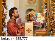 Новодевичий монастырь, архидьякон несёт митру (2013 год). Редакционное фото, фотограф Дмитрий Неумоин / Фотобанк Лори