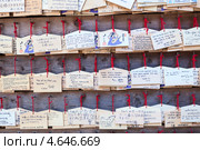 Таблички с просьбами, оставленные прихожанами для синтоистских богов. Храм , Камакура, Япония (2013 год). Редакционное фото, фотограф Кекяляйнен Андрей / Фотобанк Лори