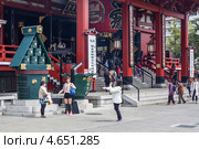Туристы фотографируются перед главным храмом Kannondo святыни Senso-ji, Асакуса, Токио, Япония (2013 год). Редакционное фото, фотограф Кекяляйнен Андрей / Фотобанк Лори