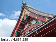 Конек крыши главного храма Kannondo святыни Senso-ji, Асакуса, Токио, Япония (2013 год). Стоковое фото, фотограф Кекяляйнен Андрей / Фотобанк Лори