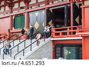 Боковая лестница главного храма Kannondo святыни Senso-ji, Асакуса, Токио, Япония (2013 год). Редакционное фото, фотограф Кекяляйнен Андрей / Фотобанк Лори