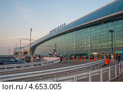 Фасад аэропорта Домодедово перед закатом. Редакционное фото, фотограф Сайганов Александр / Фотобанк Лори