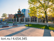 Город Тула. Храм Равноапостольного князя Владимира на фоне Туламашзавода (2013 год). Редакционное фото, фотограф Игорь Низов / Фотобанк Лори