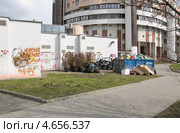 Помойка во дворе (2012 год). Редакционное фото, фотограф Алёшина Оксана / Фотобанк Лори