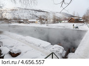 Бассейн с термальной водойв селе Эссо, Камчатка (2013 год). Редакционное фото, фотограф А. А. Пирагис / Фотобанк Лори