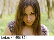 Серьезная озлобленная девушка смотрит вперед. Стоковое фото, фотограф Mykhaylo Mykulyak / Фотобанк Лори