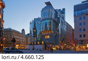 Дом Хааса на Стефанплац в Вене в сумерки. (Haas Haus, Stephansplatz, 12) (2013 год). Редакционное фото, фотограф Виктор Тараканов / Фотобанк Лори