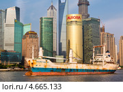 Корабль "Asia 21st century" идет по реке Хуанпу на фоне небоскребов района Пудонг города Шанхая, Китай (2013 год). Редакционное фото, фотограф Николай Винокуров / Фотобанк Лори