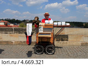 Чехия. Прага. Шарманщик на Карловом мосту (2013 год). Редакционное фото, фотограф Яна Королёва / Фотобанк Лори