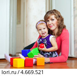 Мама играет с маленькой дочкой в кубики. Стоковое фото, фотограф Яков Филимонов / Фотобанк Лори