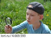 Мальчик-подросток с увеличительным стеклом. Стоковое фото, фотограф Землянникова Вероника / Фотобанк Лори