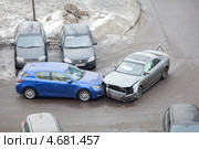 Столкновение автомобилей на повороте (2013 год). Редакционное фото, фотограф Кекяляйнен Андрей / Фотобанк Лори