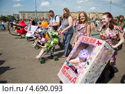 "Парад колясок", организованный телеканалом "Мать и детя", на Пушкинской набережной в Парке Горького города Москвы (2013 год). Редакционное фото, фотограф Николай Винокуров / Фотобанк Лори