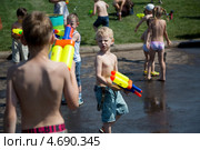 Обливание водой в Парке Горького в День защиты детей в городе Москве (2013 год). Редакционное фото, фотограф Николай Винокуров / Фотобанк Лори