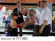 Сергей Бадюк вручает молодому спортсмену медаль на турнире "Time to fight" по смешанным боевым искусствам (ММА) сезона 2012-2013, Красная площадь. Редакционное фото, фотограф Николай Винокуров / Фотобанк Лори