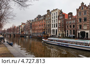 Амстердам. Прогулочный катер на канале Херенграхт (Amsterdam, Herengracht) (2013 год). Редакционное фото, фотограф Виктория Катьянова / Фотобанк Лори