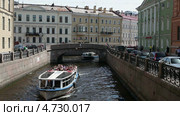Прогулочные катера проходят вдоль Набережной зимней канавки. Вид на второй Зимний мост. Санкт-Петербург (2013 год). Стоковое видео, видеограф Кекяляйнен Андрей / Фотобанк Лори