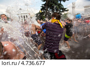 Водная битва около фонтана "Дружба народов СССР" на ВВЦ в городе Москве (2013 год). Редакционное фото, фотограф Николай Винокуров / Фотобанк Лори