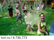 Водная битва в чаше фонтана "Дружба народов СССР" на ВВЦ в городе Москве летом 2013 года. Редакционное фото, фотограф Николай Винокуров / Фотобанк Лори