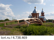 Пешеходный мостик к храму Рождества Пророка Предтечи и Крестителя Господня Иоанна в деревне Заручевня (Шиловская), Вельского района, Архангельской области (2013 год). Стоковое фото, фотограф Николай Мухорин / Фотобанк Лори