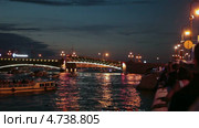 Начало разводки Троицкого моста, туристы на набережной с фотокамерами, Санкт-Петербург (2013 год). Стоковое видео, видеограф Кекяляйнен Андрей / Фотобанк Лори