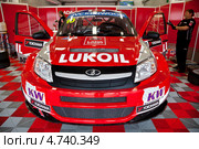 Автомобиль Lada Granta команды LADA Sport LUKOIL в  питлейне Чемпионата мира WTCC на трассе "Moscow Raceway" в Подмосковье (2013 год). Редакционное фото, фотограф Николай Винокуров / Фотобанк Лори
