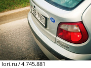 Латвия. Наклейка Евросоюза на задней части машины Megane. (2013 год). Редакционное фото, фотограф Сергей Лешков / Фотобанк Лори