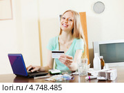 Улыбающаяся девушка заказывает лекарства по интернету. Стоковое фото, фотограф Яков Филимонов / Фотобанк Лори