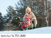 Мама с двухлетним ребенком катаются на санках с горки. Стоковое фото, фотограф Яков Филимонов / Фотобанк Лори