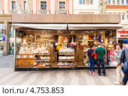 Киоск с конфетами на улице Рамбла, Барселона. Испания (2013 год). Редакционное фото, фотограф Яков Филимонов / Фотобанк Лори