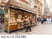 Киоск с конфетами на улице Рамбла, Барселона. Испания (2013 год). Редакционное фото, фотограф Яков Филимонов / Фотобанк Лори
