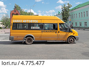 Маршрутный микроавтобус на Комсомольской площади в Можайске (2013 год). Редакционное фото, фотограф Сергей Соболев / Фотобанк Лори