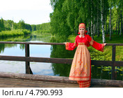 Девушка в русском народном костюме у реки. Стоковое фото, фотограф ElenArt / Фотобанк Лори