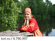 Девушка в русском народном костюме у реки. Стоковое фото, фотограф ElenArt / Фотобанк Лори