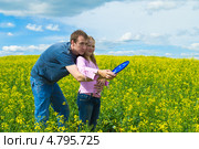 Отец учит дочь запускать фризби на лугу. Стоковое фото, фотограф Юлия Гапеенко / Фотобанк Лори