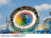 Аттракцион "Летающая тарелка" в парке "Диво Остров". Санкт-Петербург (2013 год). Редакционное фото, фотограф Александр Щепин / Фотобанк Лори