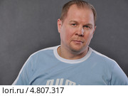 Мужчина 45 лет русый с усами и бородкой  в голубой футболке. Стоковое фото, фотограф Лада Иванова / Фотобанк Лори