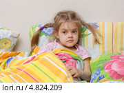 Четырехлетняя девочка с косичками лежит в кровати накрывшись одеялом. Стоковое фото, фотограф Иванов Алексей / Фотобанк Лори