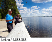 Рыбаки на берегу Воронежского водохранилища, город Воронеж (2013 год). Редакционное фото, фотограф Вячеслав Палес / Фотобанк Лори