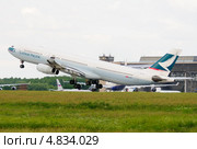 Airbus A340 (бортовой B-HXI) авиакомпании Cathay Pacific вылетает из Домодедова (2013 год). Редакционное фото, фотограф Alexei Tavix / Фотобанк Лори