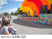 Валерий Сёмин и Дмитрий Калинин выступают на празднике дня города Заводоуковска (2013 год). Редакционное фото, фотограф Иван Карпов / Фотобанк Лори