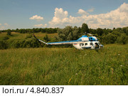 Вертолет сел на поле на окраине села (Ми-2, RF-15312) (2013 год). Редакционное фото, фотограф Щеголева Ольга / Фотобанк Лори